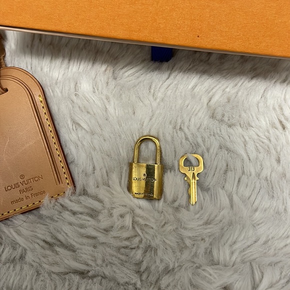✨Louis Vuitton Bundle (LV luggage tag & LV Lock & Key)✨ - Picture 4 of 7